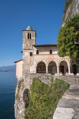 Leggiuno, İtalya - 26 Ekim 2019: Santa Caterina del Sasso Manastırı ve Maggiore Gölü, Varese Bölgesi, Lombardy Bölgesi, Kuzey İtalya
