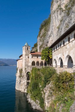 Leggiuno, İtalya - 26 Ekim 2019: Santa Caterina del Sasso Manastırı ve Maggiore Gölü, Varese Bölgesi, Lombardy Bölgesi, Kuzey İtalya
