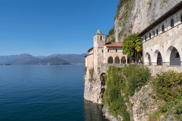 Легджуно, Италия - 26 октября 2019 года: монастырь Санта-Катерина-дель-Фассо и озеро Маджоре, провинция Варезе, область Ломбардия, Северная Италия
