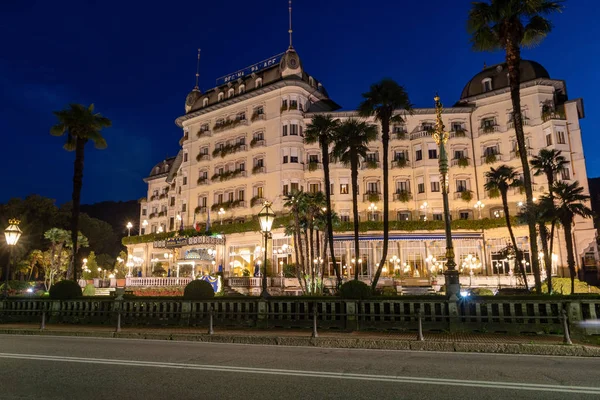 Luksusowy hotel w Stresa nocą, Jezioro Maggiore, Włochy — Zdjęcie stockowe