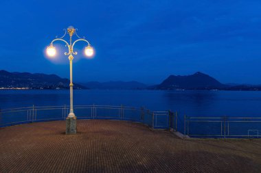 Gece Stresa 'daki gezinti güvertesi, Maggiore Gölü, İtalya
