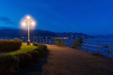 Gece Stresa 'daki gezinti güvertesi, Maggiore Gölü, İtalya
