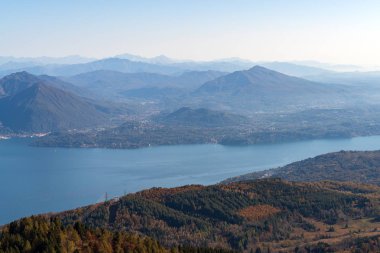 Maggiore Gölü Kuzey İtalya 'daki Mottarone dağından görüldü.