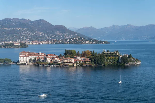 意大利北部Maggiore湖Isola Bella (美丽的岛屿)的空中景观 — 图库照片