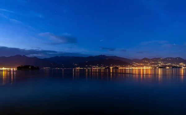 Озеро Маджоре ночью, Италия — стоковое фото