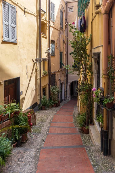 Ulice pohled na staré město Sanremo, Itálie — Stock fotografie