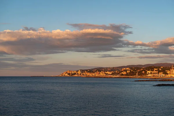 Riviera italiana, Imperia cidade velha sob a luz do nascer do sol — Fotografia de Stock