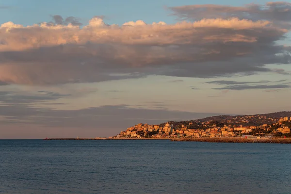 Riviera italiana, Imperia cidade velha sob a luz do nascer do sol — Fotografia de Stock