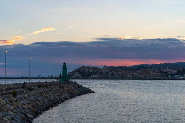 Kontrastfarbige Wolken über der Abendstadt — Stockfoto