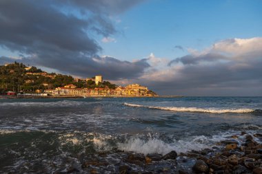 Imperia eski kasabası. Liguria bölgesi, İtalya