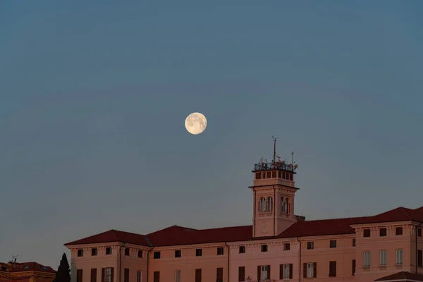 Puesta de luna llena al amanecer — Foto de Stock