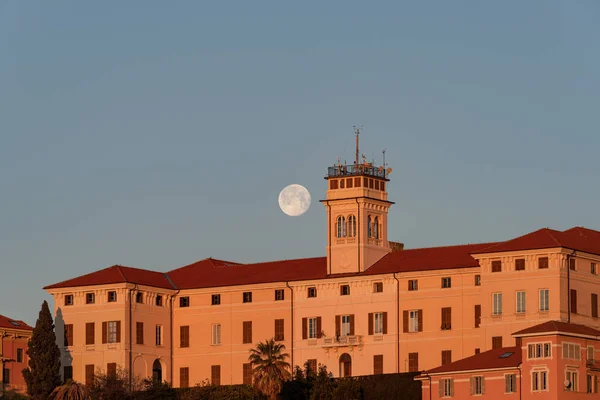 Full moon setting at sunrise — Stock Photo, Image