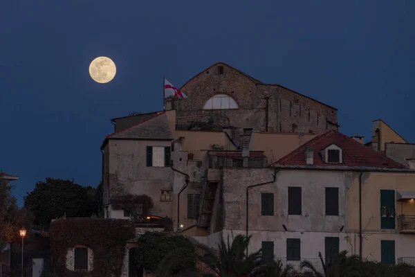 Pełnia księżyca w starożytnej wiosce — Zdjęcie stockowe