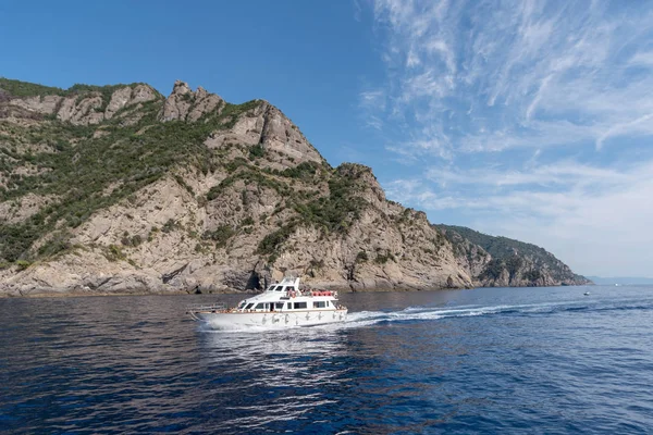 Rotskust bij Punta Chiappa, Ligurië, Italië — Stockfoto