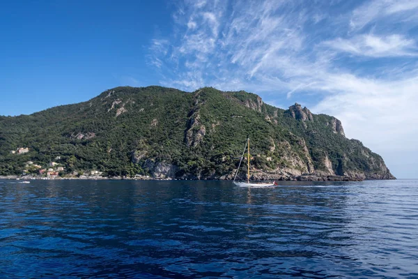 Costa rocosa en Punta Chiappa, Liguria, Italia — Foto de Stock