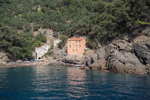 Rotskust aan de baai van San Fruttuoso, Ligurië, Italië — Stockfoto