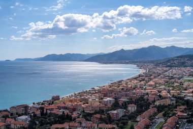 Borgio Verezzi, Ligurian Riviera, yüksek açılı manzara.