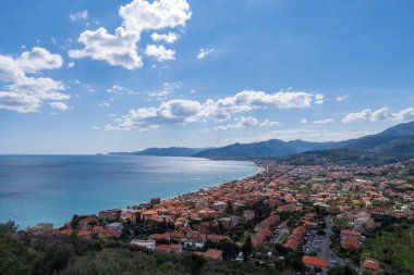 Borgio Verezzi, Ligurian Riviera, yüksek açılı manzara.