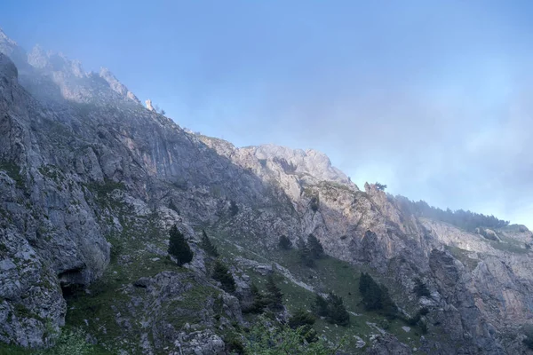 Nebel, der den Berg enthüllt, ligurische Alpen, Nordwest-Italien — Stockfoto