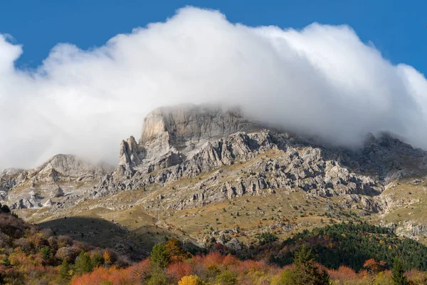 Sis, İtalya 'daki Alp Dağları sırasını gözler önüne seriyor — Stok fotoğraf