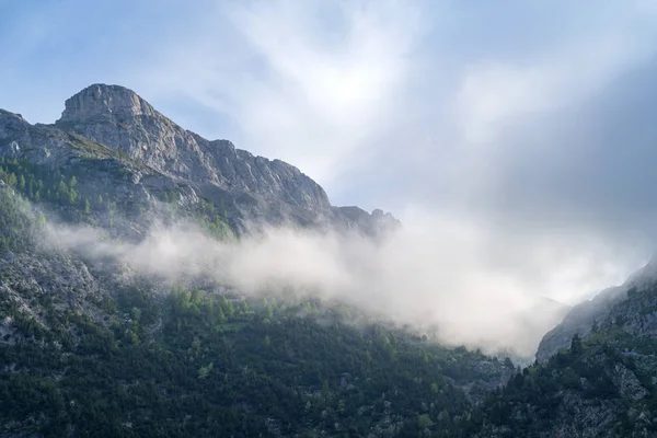 Niebla revelando la montaña, Alpes de Liguria, Italia — Foto de Stock