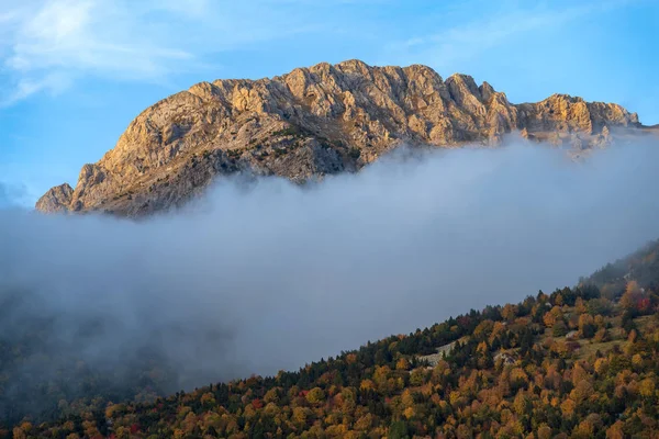 Niebla revelando la cordillera alpina —  Fotos de Stock