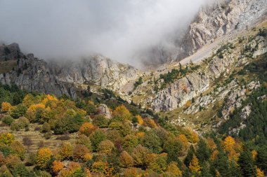 Sis Alp dağlarını ortaya çıkarıyor.