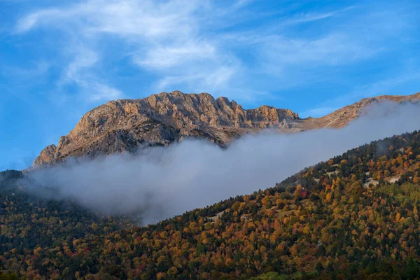 Mgła odsłaniająca alpejskie pasmo górskie — Zdjęcie stockowe