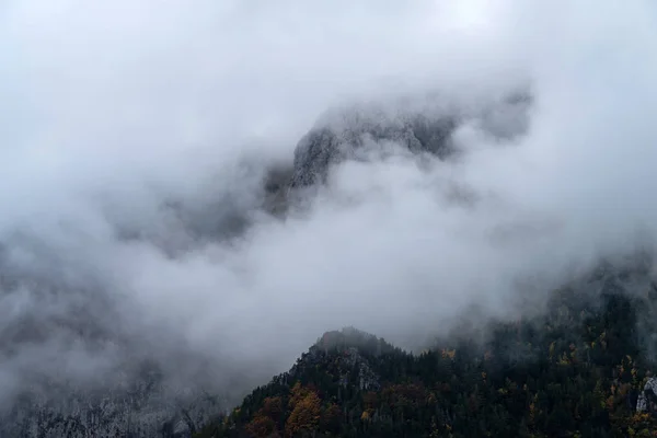 Туман, открывающий альпийский хребет — стоковое фото