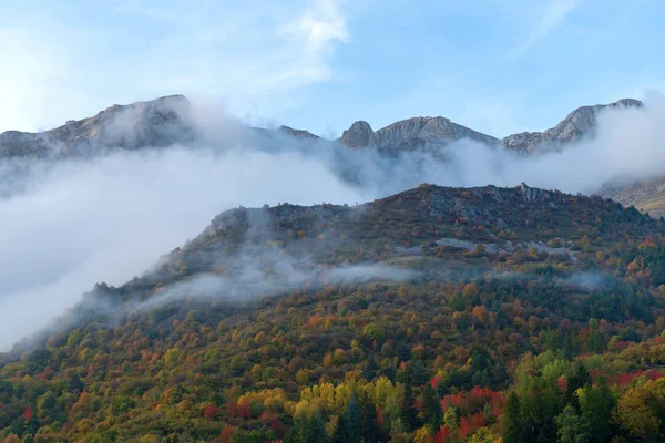 Niebla revelando la cordillera alpina —  Fotos de Stock
