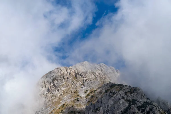 Mist onthult het bergmassief. — Stockfoto