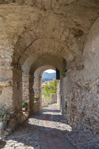 Θέα Κατά Μήκος Στενού Δρόμου Στο Αρχαίο Χωριό Verezzi Στη — Φωτογραφία Αρχείου