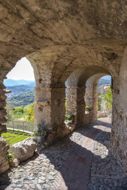 Ligurian Riviera 'sındaki Verezzi antik köyünün dar caddesi boyunca manzarayı izle