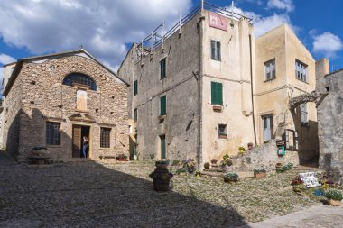 Borgio Verezzi, İtalya - 19 Nisan 2019: Ligurian Riviera 'sındaki Verezzi antik köyünde dar bir sokak boyunca görüş