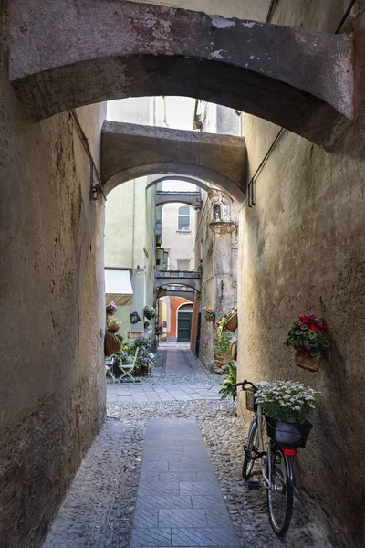 Pohled Podél Úzké Ulice Středověké Vesnici Finalborgo Provincii Savona Liguria — Stock fotografie