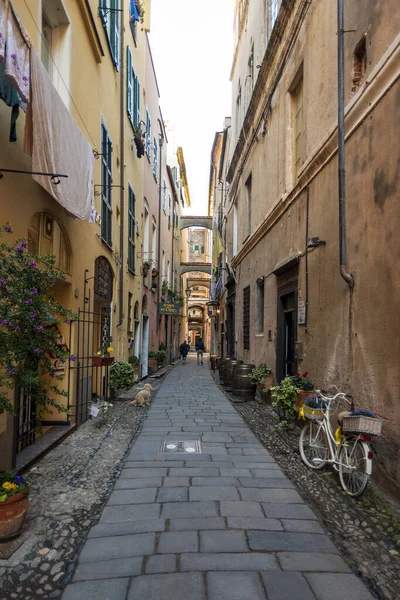 Finale Ligure Itálie Dubna 2019 Pohled Úzkou Uličku Středověké Vesnici — Stock fotografie