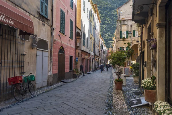 Finale Ligure Itália Abril 2019 Vista Longo Rua Estreita Vila — Fotografia de Stock