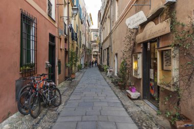 Finale Ligure, İtalya - 8 Nisan 2019: İtalya 'nın Liguria bölgesindeki Savona ili Finalborgo ilindeki ortaçağ köyünde sokak boyunca görünüm
