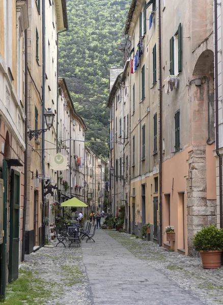 Finale Ligure Italië April 2018 Uitzicht Langs Smalle Straat Het — Stockfoto