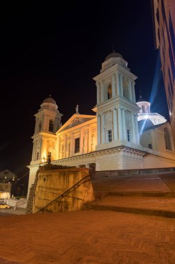 Geceleri Imperia Saint Maurice Katedrali, İtalyan Rivierası