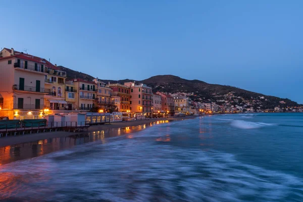 イタリアのリビエラの夕暮れ時のアラシオの町 イタリアのリグーリア州 — ストック写真