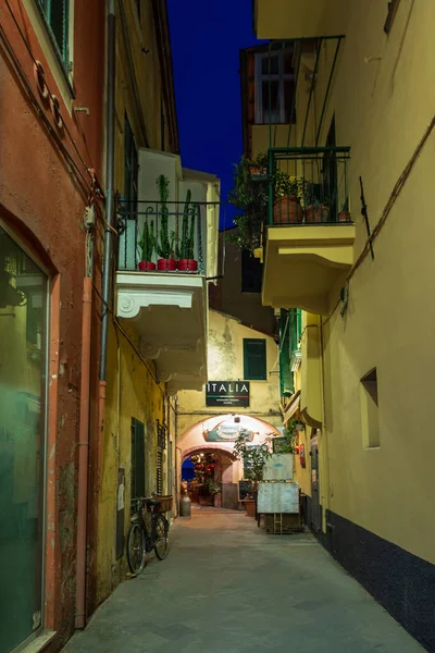 Алассио Италия Февраля 2020 Года Вид Типичную Итальянскую Узкую Улочку — стоковое фото