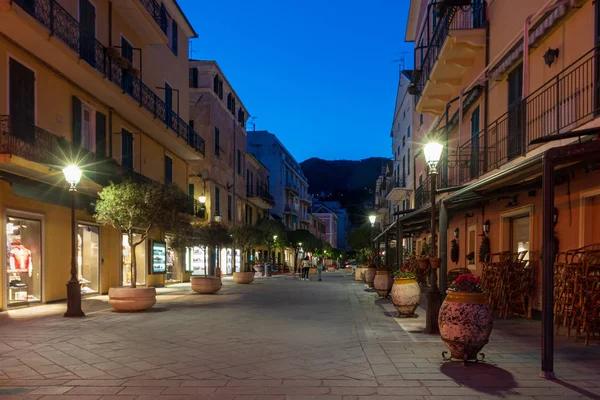 Vue Long Rue Étroite Typique Italienne Dans Vieille Ville Alassio — Photo