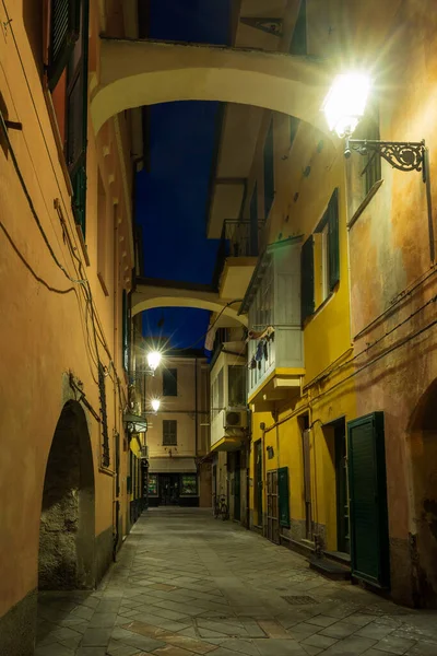 Uitzicht Langs Typische Italiaanse Smalle Straat Alassio Oude Stad Regio — Stockfoto