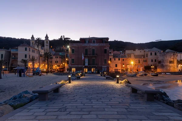 Nachtansicht Von Laigueglia Stadt Meer Und Berühmtes Touristenziel Der Italienischen — Stockfoto