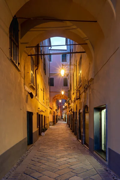 Vista Longo Rua Estreita Italiana Típica Laigueglia Cidade Velha Destino — Fotografia de Stock