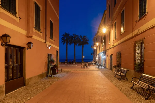 Vista Longo Rua Estreita Italiana Típica Laigueglia Cidade Velha Destino — Fotografia de Stock