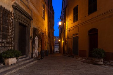 Eski Imperia kasabasında gece sahnesi, İtalyan Riviera 'sında deniz kenti.