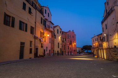 Eski Imperia kasabasında gece sahnesi, İtalyan Riviera 'sında deniz kenti.