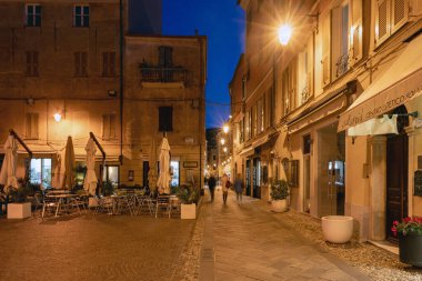 Laigueglia, İtalya - 27 Şubat 2020: Liguria bölgesindeki ünlü turizm merkezi Laigueglia 'daki tipik İtalyan dar sokağı boyunca görüntüle